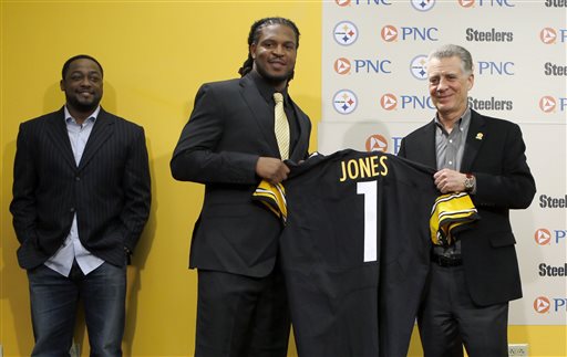 Pittsburgh Steelers first-round draft pick, Jarvis Jones, center, a linebacker out of Georgia, is presented with a team jersey by team president Arthur J. Rooney II, right, as they stand with head coach Mike Tomlin, left, during a news conference at the NFL football teams headquarters on Friday, April 26, 2013, in Pittsburgh. (AP Photo/Keith Srakocic)
