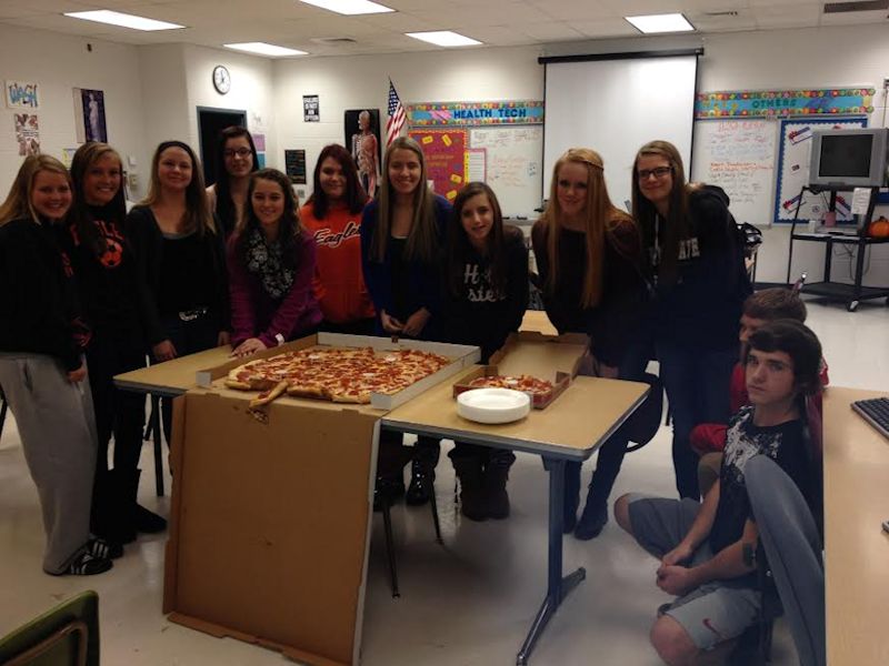 Health+tech+poses+with+their+pizza+prize.+Pictured+%28from+left+to+right%29%3A+Allison+Hosko%2C+Hailey+Durbin%2C+Justice+Myers%2C+Alyssa+Morgan%2C+Haley+Wagner%2C+Hannah+Roan%2C+Kasey+Engle%2C+Rachel+Jones%2C+Hilari+Parsons%2C+Bobbi+Miller%2C+Brett+Robison%2C+and+Dylan+Stone.+