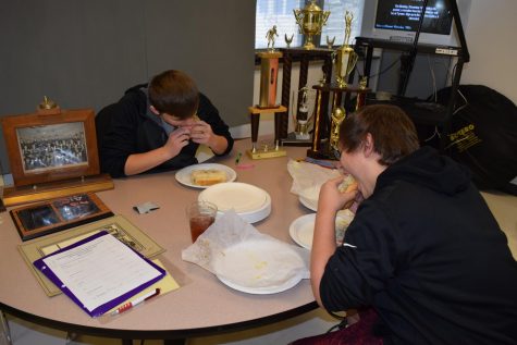 students eating hoagies