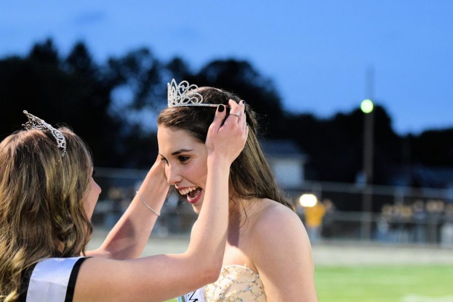 Homecoming Queen Kylee Gooding being crowned