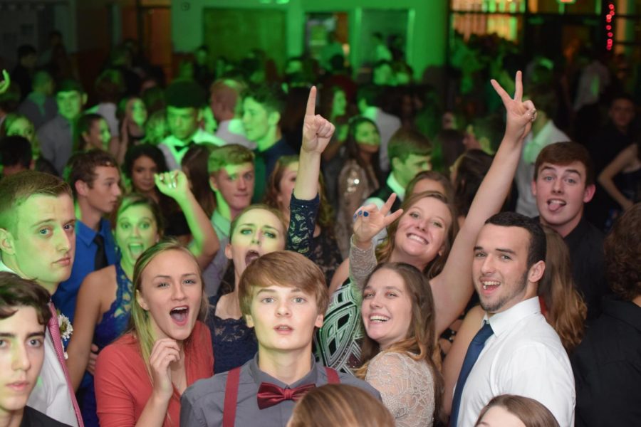 Overview picture of the Homecoming 2018 dance. 