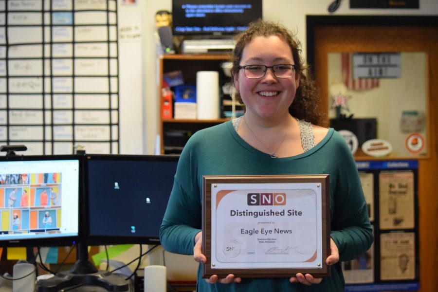 Editor in Chief Hannah Gampe and the Eagle Eyes 6th Distinguished Site Award