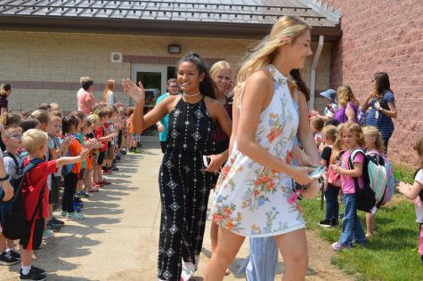 Photo Slideshow: Senior Walk 2019 Vol. 2