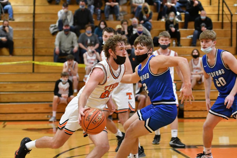 Cort Rhoades drives to the hoop during the 3rd quarter.