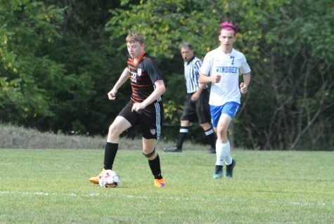 Elijah Knarr takes the ball and moves the ball in the midfield