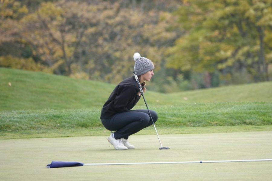 Miksich+lining+up+a+putt+on+the+16th+green+at+States.+