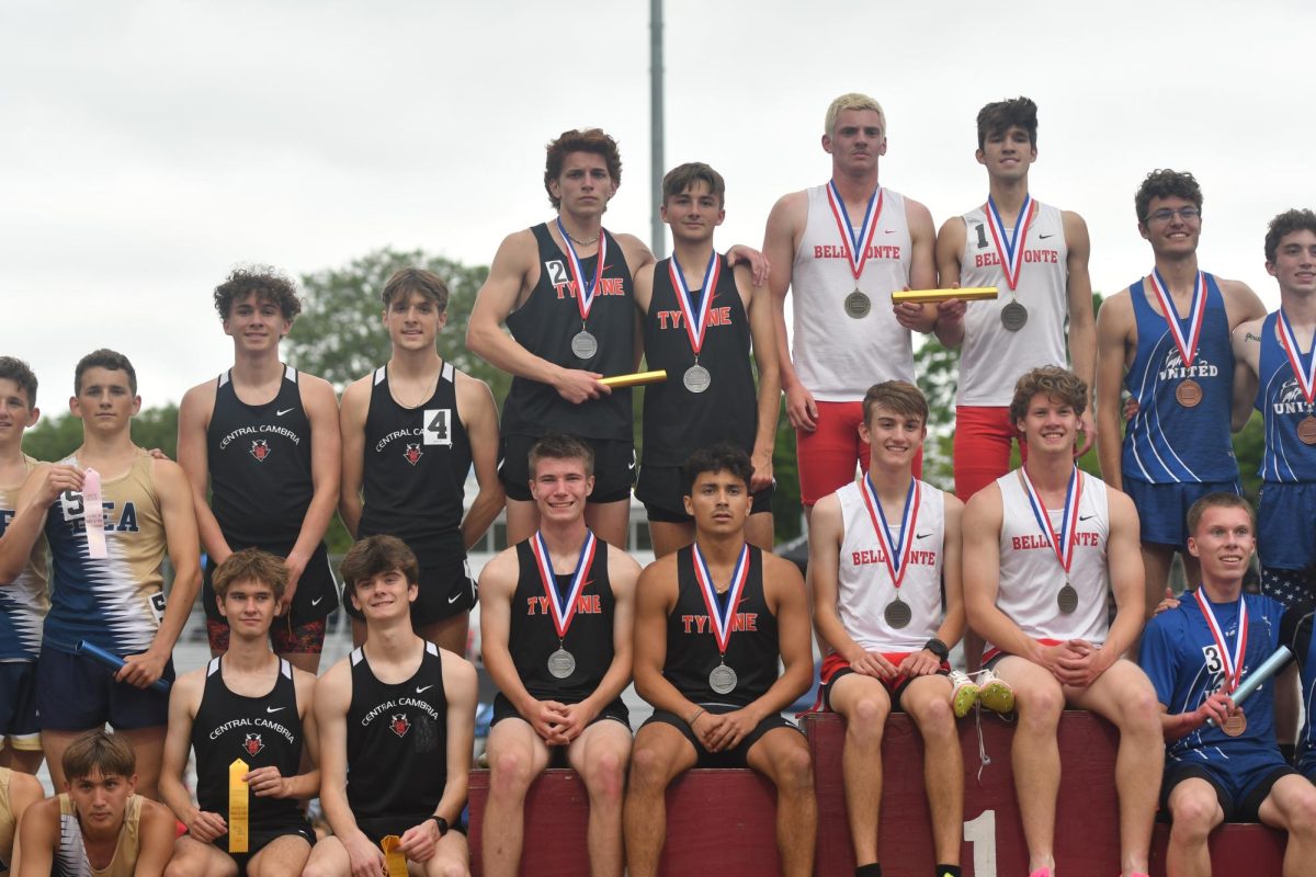 Tyrones+boys+4x800+relay+on+the+medal+stand+at+Districts.+