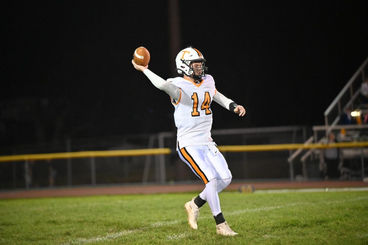 Ashton Walk throwing a pass play